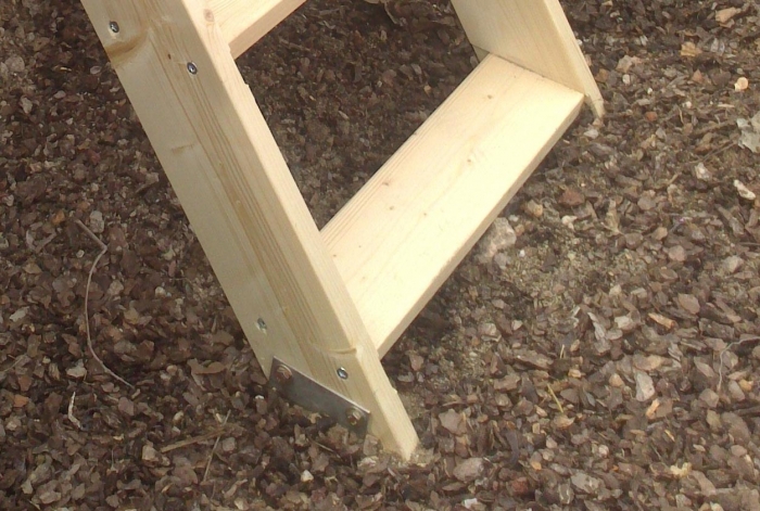 detalle escalera caseta madera infantil Toby